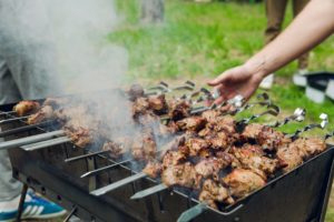 Россияне готовятся к майским праздникам: что с ценами